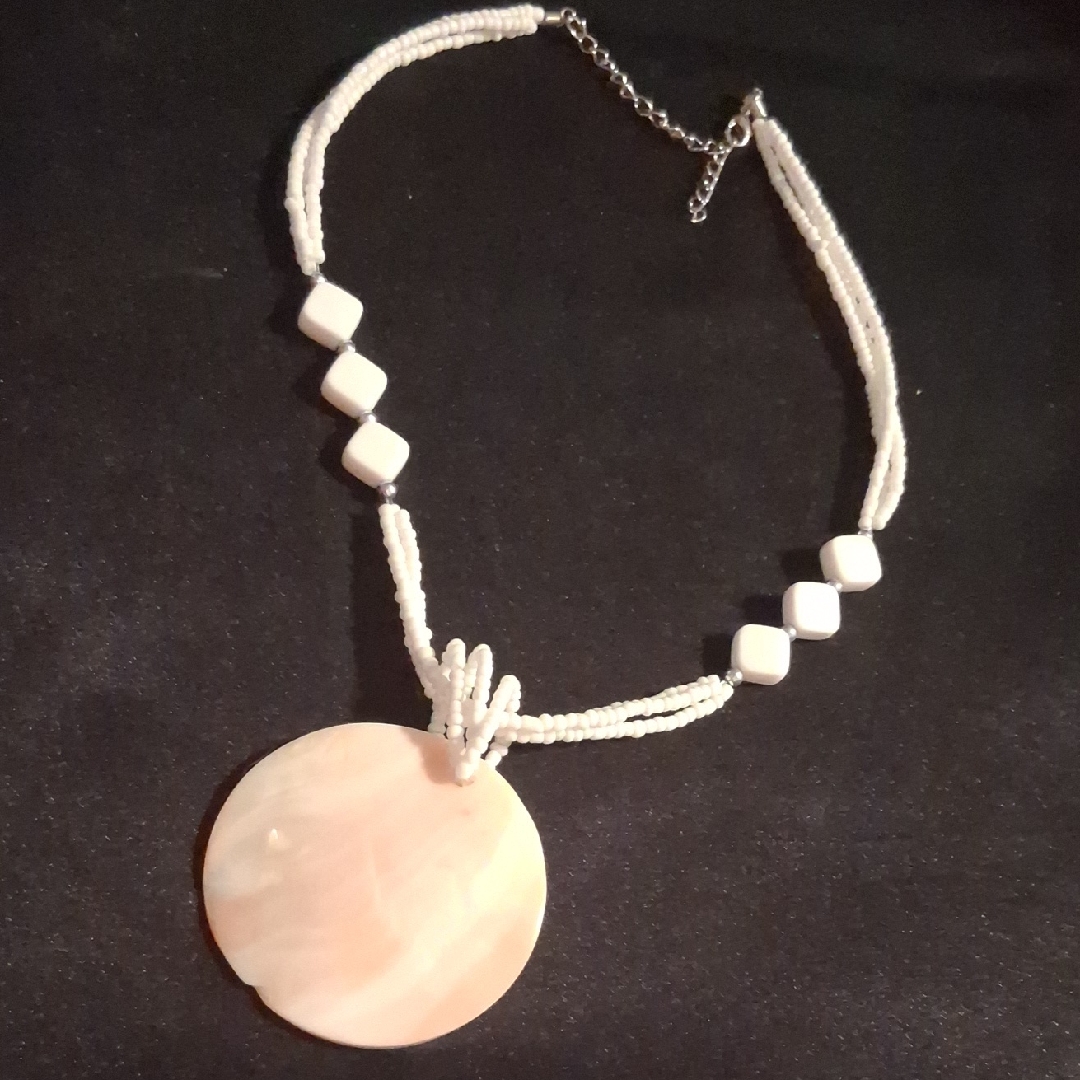 Elegant White Mother Of Pearl Pendant Beaded Necklace 18+4 In Long